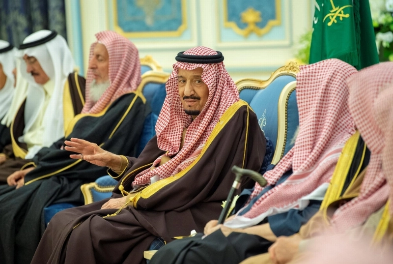 الملك سلمان لدى استقباله الأمراء والمفتي والعلماء والمواطنين (واس)