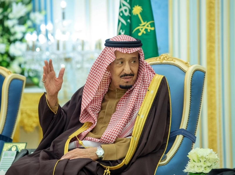 الملك سلمان لدى استقباله الأمراء والمفتي والعلماء والمواطنين (واس)