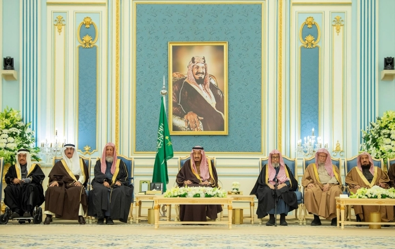 الملك سلمان لدى استقباله الأمراء والمفتي والعلماء والمواطنين (واس)