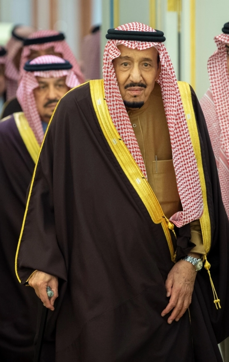 الملك سلمان لدى استقباله الأمراء والمفتي والعلماء والمواطنين (واس)