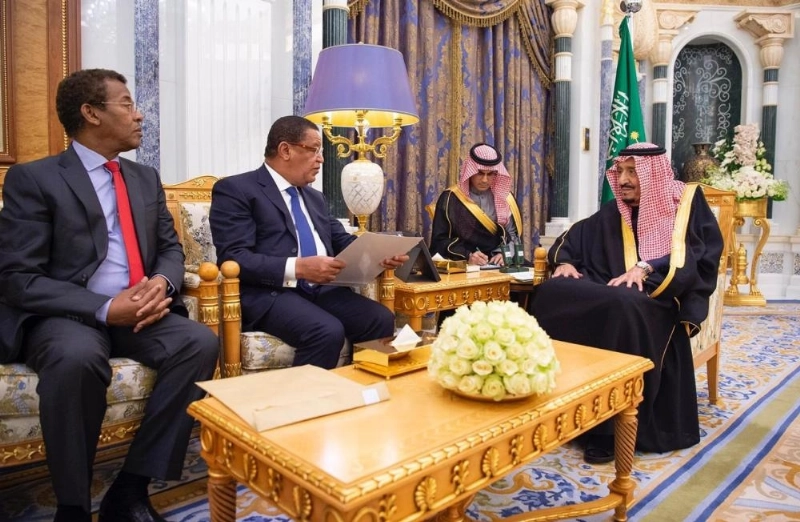 الملك سلمان أثناء تسلمه رسالتين من رئيسة جمهورية إثيوبيا