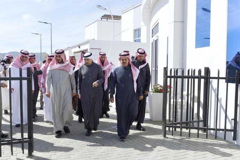 بدر بن سلطان خلال تفقده مدينة الورود أمس (مكة)