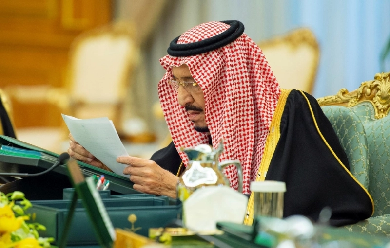 الملك سلمان لدى ترؤسه جلسة مجلس الوزراء في قصر اليمامة بالرياض (واس)