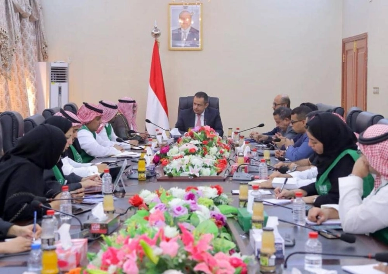 رئيس الحكومة خلال لقائه الوفد السعودي للإعمار بعدن (مكة)