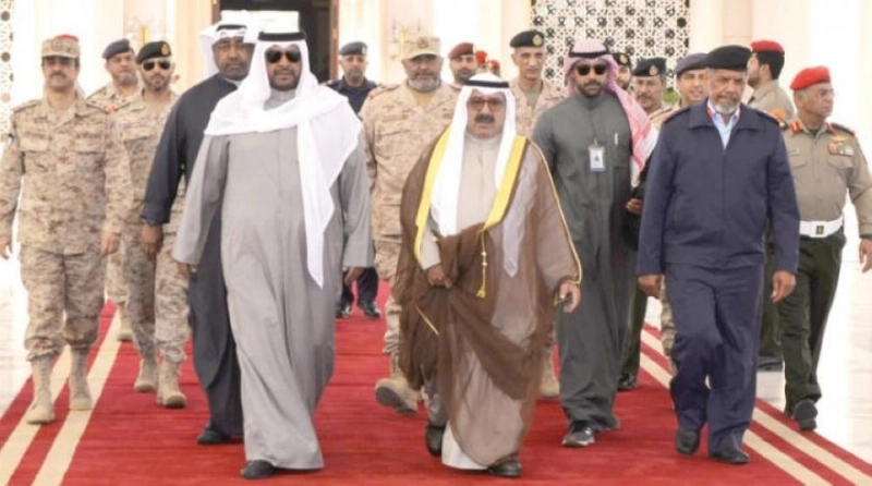 وزير الدفاع الكويتي خلال الزيارة (مكة)