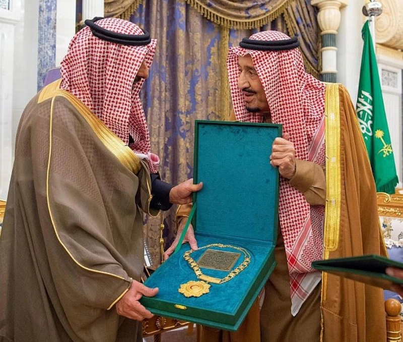خادم الحرمين الشريفين يتسلم قلادة أبي بكر الصديق رضي الله عنه