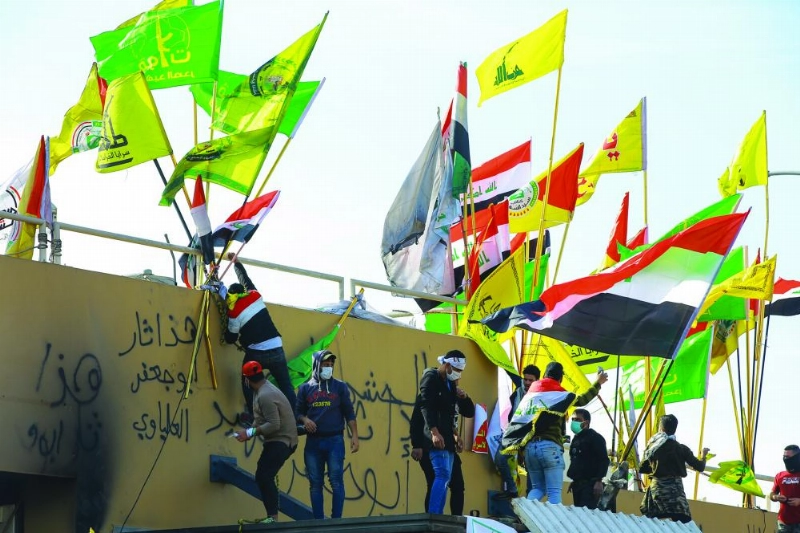 .. وبعض أتباع إيران يحاولون تسلق أسوارها (د ب أ)