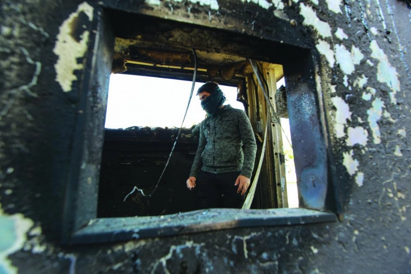 أحد المحتجين من الحشد الشعبي يحاول اقتحام السفارة (د ب أ)