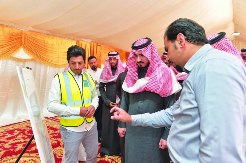 بدر بن سلطان لدى زيارته مشروع المدينة الصناعية (واس)