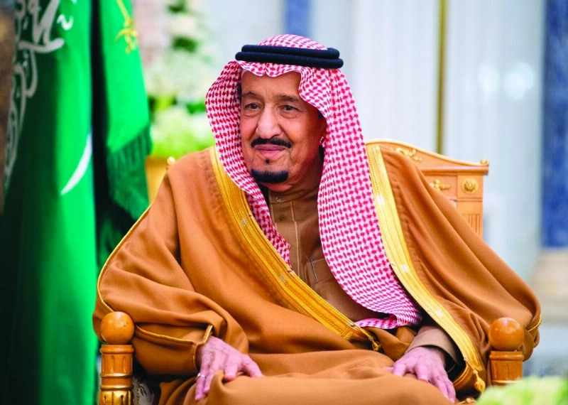 الملك سلمان خلال استقباله صالح التويجري وأعضاء المنظمة العربية للهلال الأحمر والصليب الأحمر (واس)