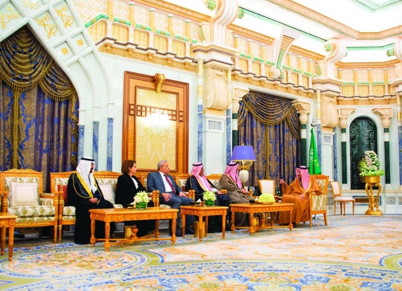 الملك سلمان متحدثا خلال استقباله الأمين العام وأعضاء المنظمة العربية