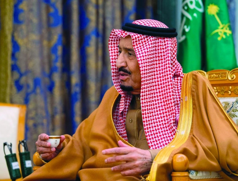 الملك سلمان خلال استقباله صالح التويجري وأعضاء المنظمة العربية للهلال الأحمر والصليب الأحمر (واس)