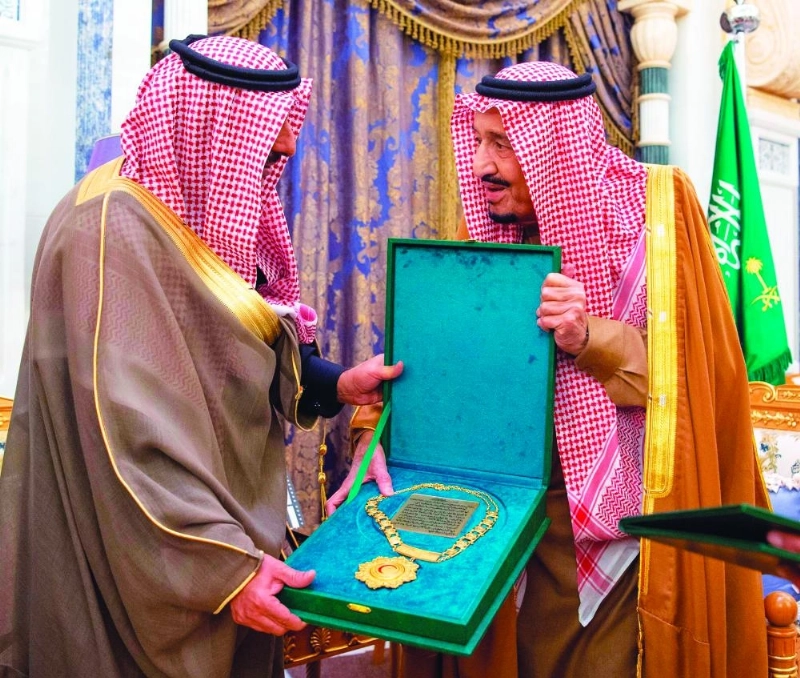 خادم الحرمين لدى تسلمه قلادة أبي بكر الصديق