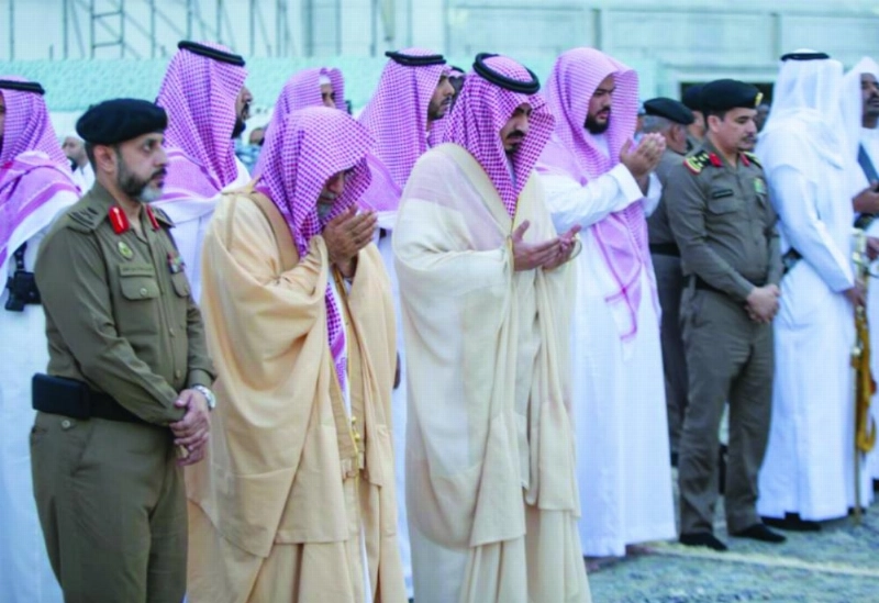 أمير مكة المكرمة بالنيابة يتقدم المصلين بالمسجد الحرام