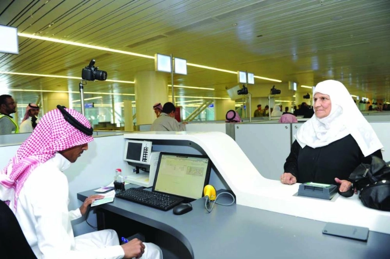 أثناء إنهاء الإجراءات لإحدى الزائرات (مكة)