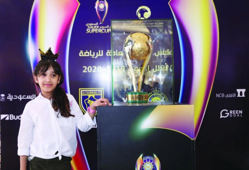 مشجعة إلى جانب الكأس بعد أن طرحت للتوصير في مول بجدة (هيئة الرياضة)