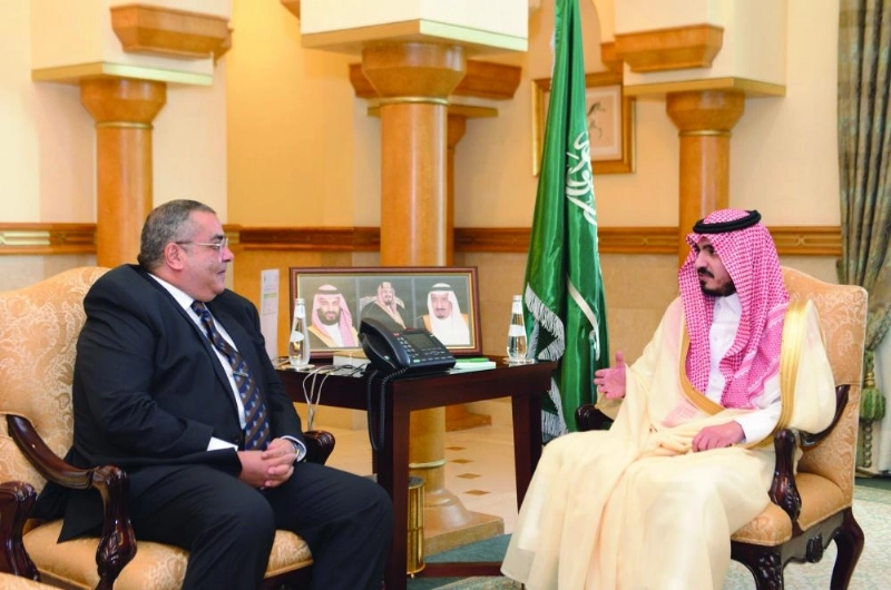 بدر بن سلطان خلال استقباله هشام مصطفى (مكة)