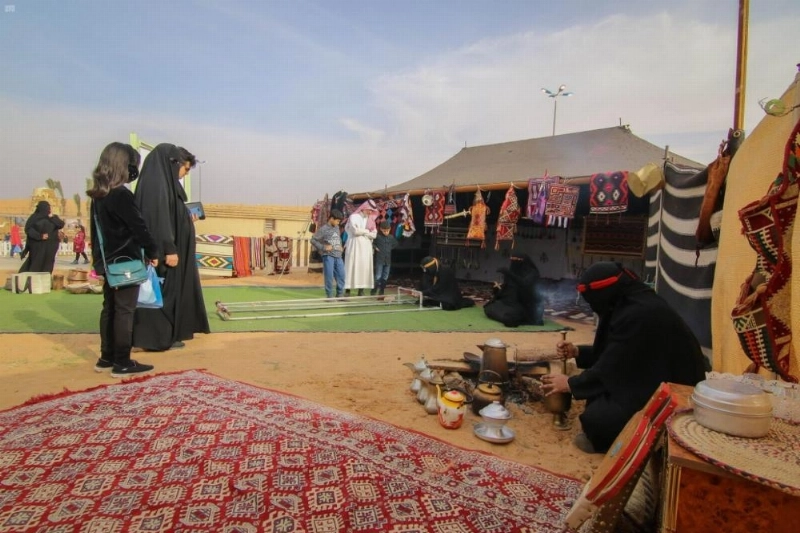 حرفيات يمارسن أنشطة بالمهرجان (مكة)