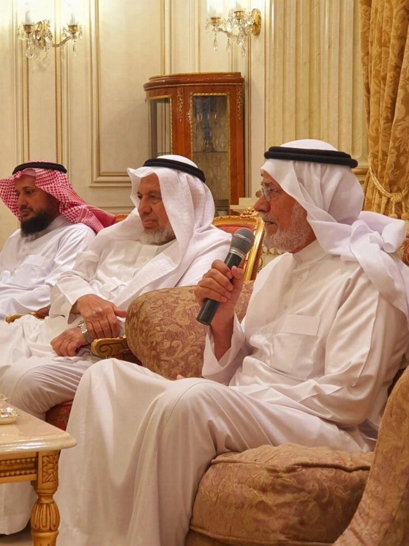 علي النملة متحدثا عن الموسوعة في ديوانية الراجحي (مكة)