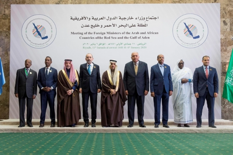 صورة تذكارية للمشاركين في الاجتماع (واس)