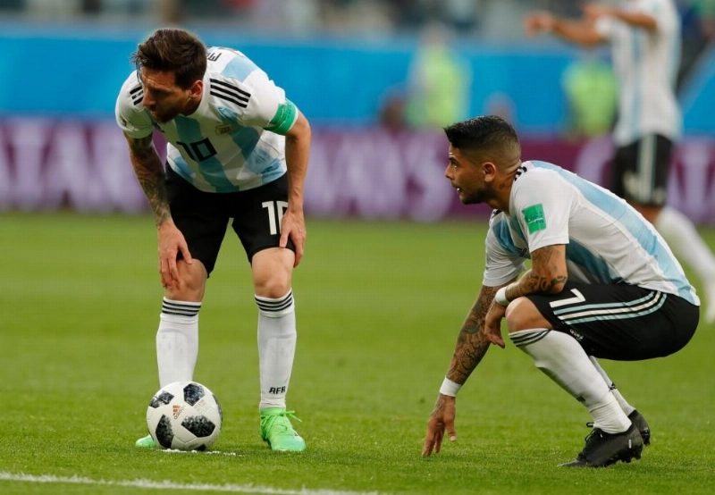 إيفر بانيغا بجانب ميسي خلال مباراة سابقة لمنتخب الأرجنتين (موقع shoot)