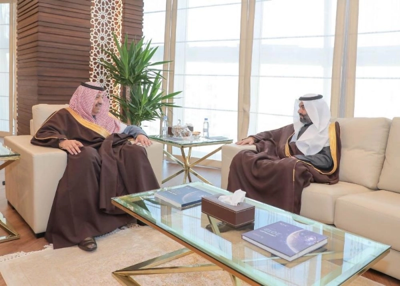 حسام بن سعود خلال لقائه عبدالله السواحة (مكة)