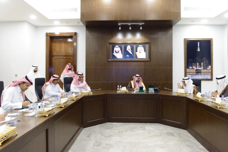 بدر بن سلطان مترئسا الاجتماع (مكة)