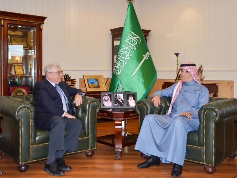 عواد العواد خلال استقباله جون أبي زيد (واس)