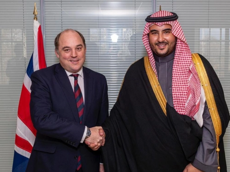 خالد بن سلمان لدى لقائه بن والاس