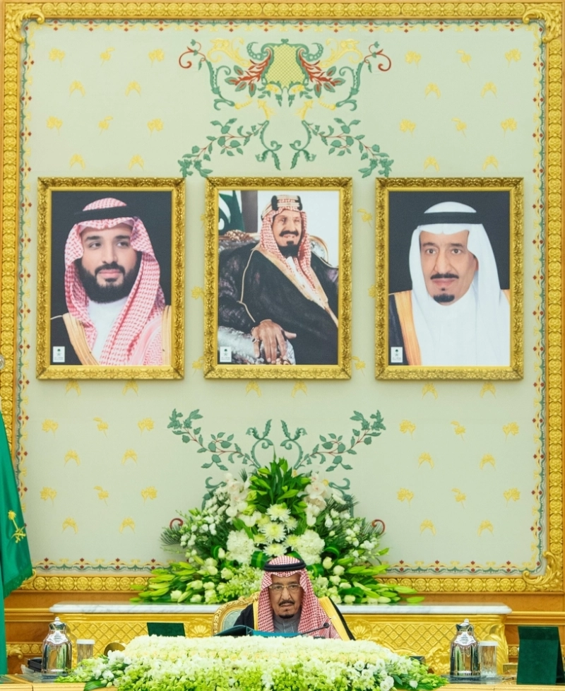 الملك سلمان لدى ترؤسه جلسة مجلس الوزراء في قصر اليمامة أمس (واس)