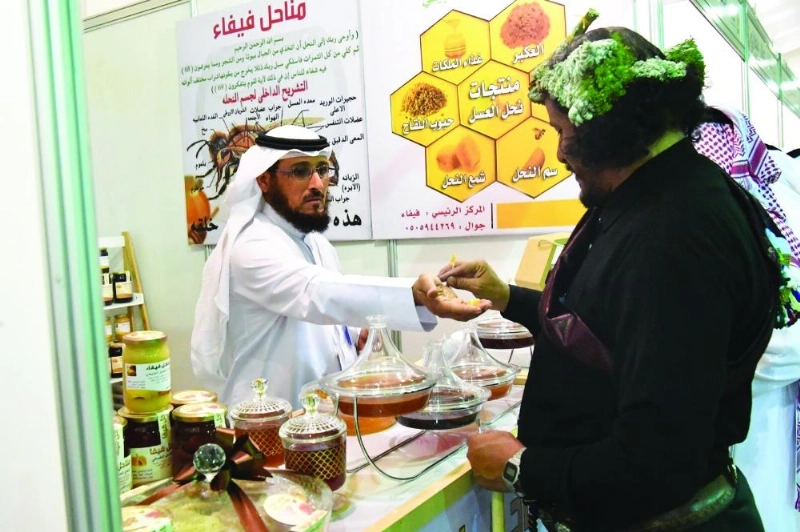 زائر يتعرف على أحد المنتجات