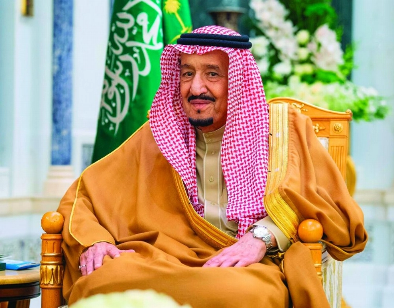 الملك سلمان لدى استقباله سفراء دول شقيقة وصديقة أمس (واس)