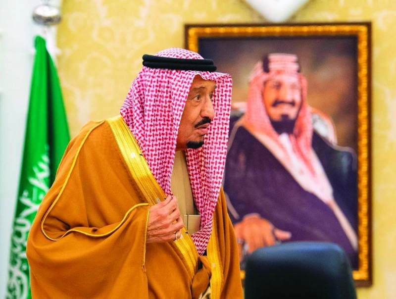 الملك سلمان لدى استقباله سفراء دول شقيقة وصديقة أمس (واس)