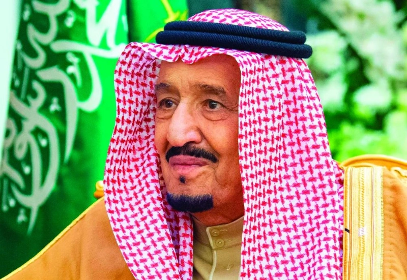 الملك سلمان لدى استقباله سفراء دول شقيقة وصديقة أمس (واس)