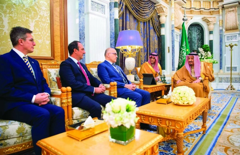 الملك سلمان لدى استقباله سفراء دول شقيقة وصديقة أمس (واس)