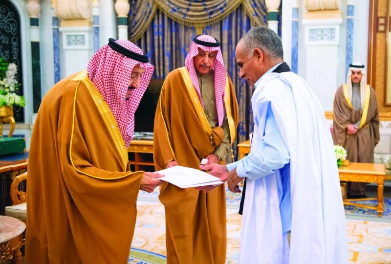 الملك سلمان لدى استقباله سفراء دول شقيقة وصديقة أمس (واس)