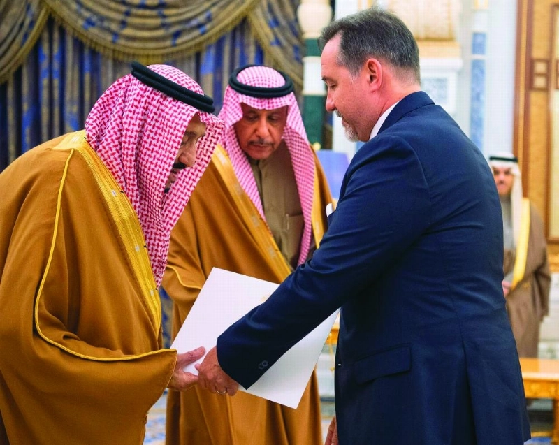 الملك سلمان لدى استقباله سفراء دول شقيقة وصديقة أمس (واس)
