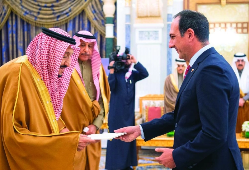 الملك سلمان لدى استقباله سفراء دول شقيقة وصديقة أمس (واس)