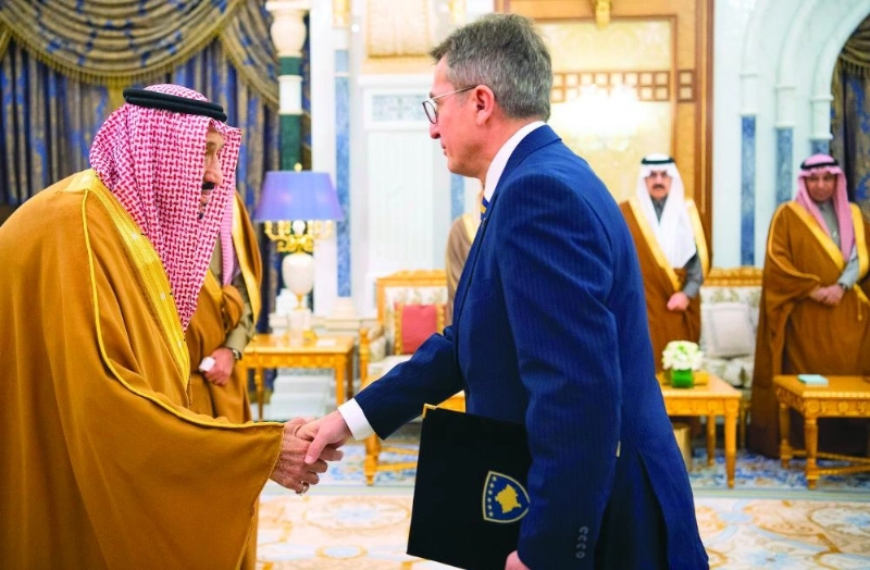 الملك سلمان لدى استقباله سفراء دول شقيقة وصديقة أمس (واس)