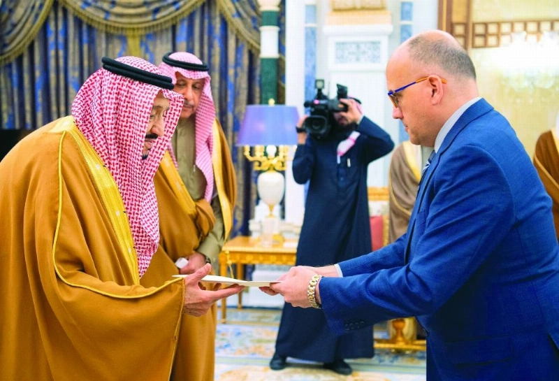 الملك سلمان لدى استقباله سفراء دول شقيقة وصديقة أمس (واس)