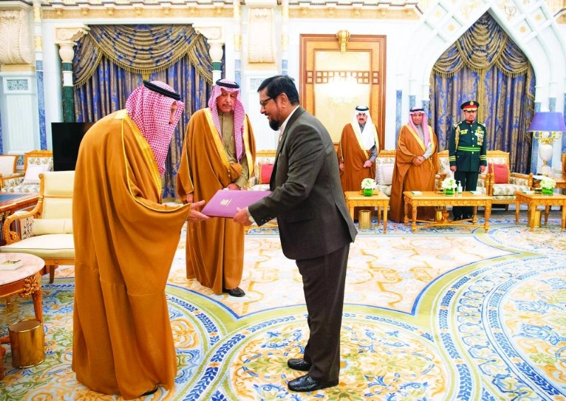 الملك سلمان لدى استقباله سفراء دول شقيقة وصديقة أمس (واس)