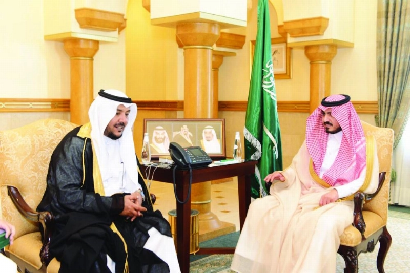 بدر بن سلطان خلال استقباله محمد اللحياني (مكة)