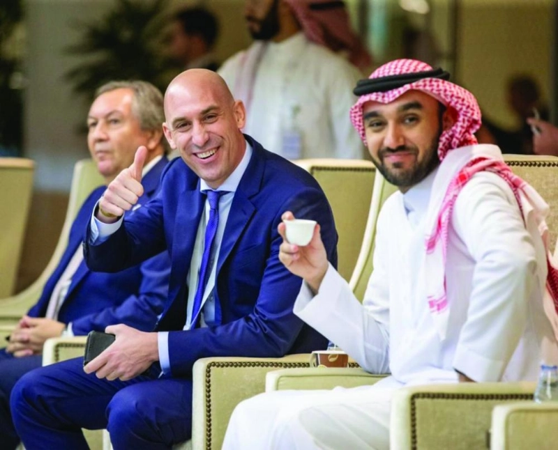 الفيصل مع لويس روبياليس في مباراة الريال وفالنسيا (مكة)
