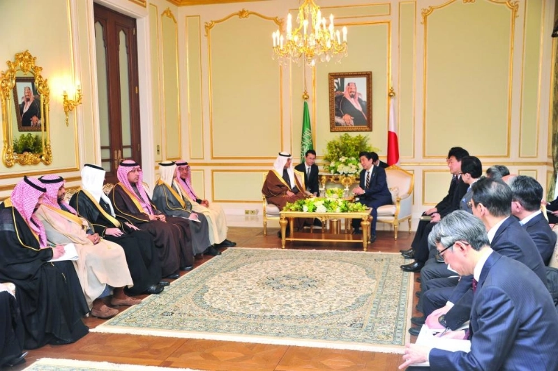 عبدالعزيز بن سلمان لدى لقائه شينزو آبي (واس)