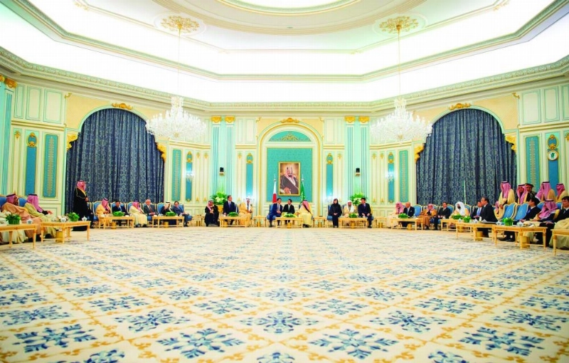 خادم الحرمين خلال استقباله رئيس الوزراء الياباني أمس في الرياض (واس)