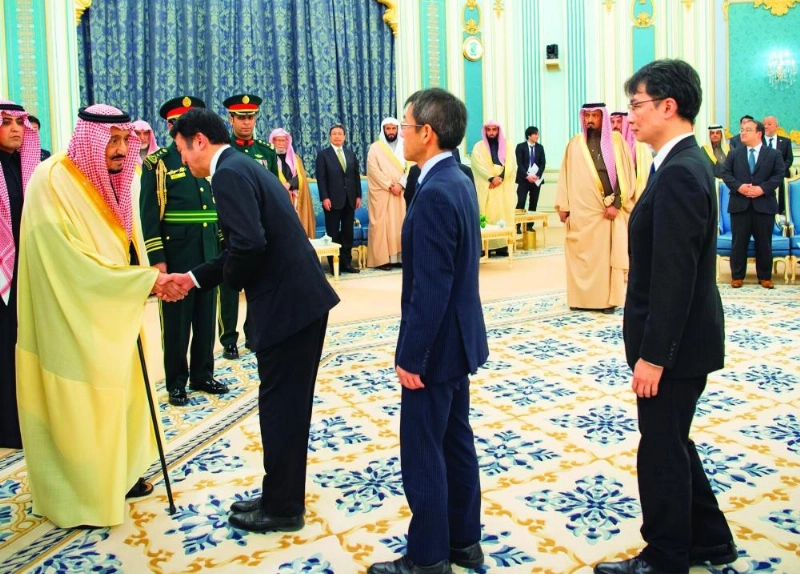 الملك سلمان مصافحا الوفد الياباني