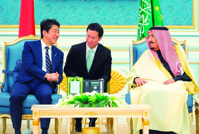 خادم الحرمين ورئيس وزراء اليابان خلال الاستقبال