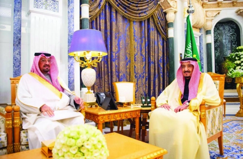 الملك سلمان لدى تسلمه الرسالة أمس (واس)