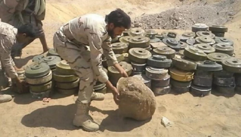 خبير يتعامل مع أحد الألغام (مكة)