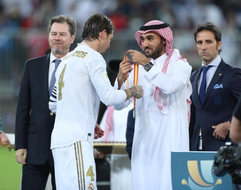 عبدالعزيز بن تركي وعدد من المسؤولين الإسبانيين خلال تتويج بطل السوبر